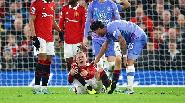 Kemenangan Manchester United atas Bournemouth di Liga Inggris harus dibarengi dengan derai air mata Donny Van De Beek usai alami benturan mengerikan.