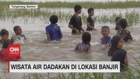 VIDEO: Wisata Air Dadakan di Lokasi Banjir