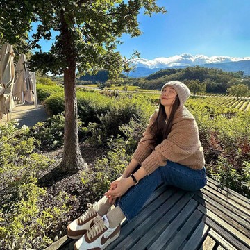img-title 5 Ide Outfit dengan Celana Jeans ala Jessica Jung, Modis dan Edgy