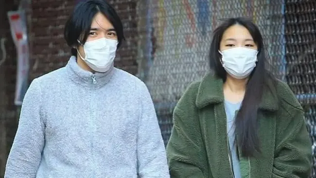 Tinggalkan Istana, Putri Mako Terlihat Jalan Santai Bareng Suami sambil Gendong Bayinya