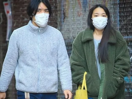 Tinggalkan Istana, Putri Mako Terlihat Jalan Santai Bareng Suami sambil Gendong Bayinya