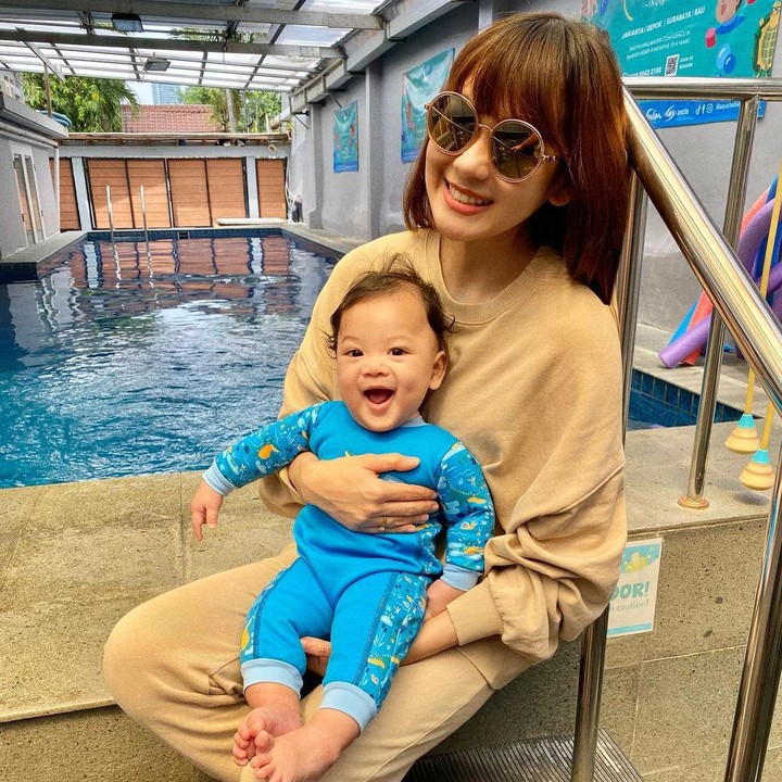 <p>Di usianya ini, Adiez dan Gilang sudah mengajarkan Gin berbagai macam hal. Misalnya saja berenang dan menyelam. (Foto: Instagram: @gilangdirga)</p>