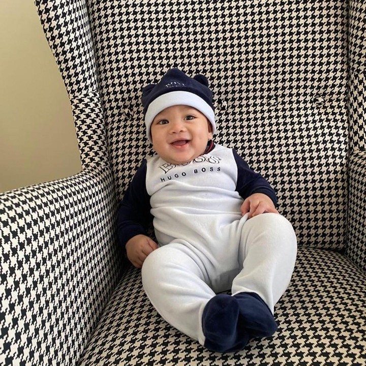 <p>Setelah menanti lama, akhirnya pasangan Gilang Dirga dan Adiezty Fersa, dikaruniai seorang anak, Bunda. Bayi laki-laki ini pun diberi nama Gin Dirga. (Foto: Instagram: @gilangdirga)</p>