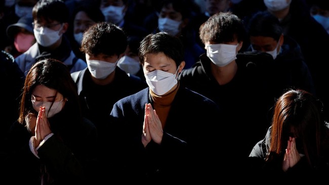 FOTO: Tradisi Warga Tokyo Doa Bersama Awal Tahun Sebelum Mulai Kerja
