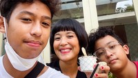 <p>Tak cuma bersama ibunda, Rangga juga kerap menghabiskan waktu dengan adiknya, Radya Tuaro Putra Barata, yang baru berusia 15 tahun. (Foto: Instagram @sophienavita)</p>