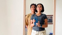 <p>Namun Sophie Navita sesekali mengunggah potret bersama putranya, Rangga, ke media sosial. Keduanya tampak sangat akrab seperti <em>bestie,</em> nih. Terutama ketika sedang melakukan <em>selfie</em> bareng. (Foto: Instagram @sophienavita)</p>