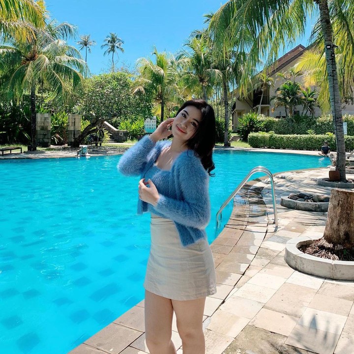 <p>Dalam akun yang memiliki lebih dari 22 ribu pengikut, Rinoa Senduk juga memamerkan potret travelling di sejumlah tempat dengan pemandangan yang indah. (Foto: Instagram @rinoaaurora)<br /><br /><br /></p>