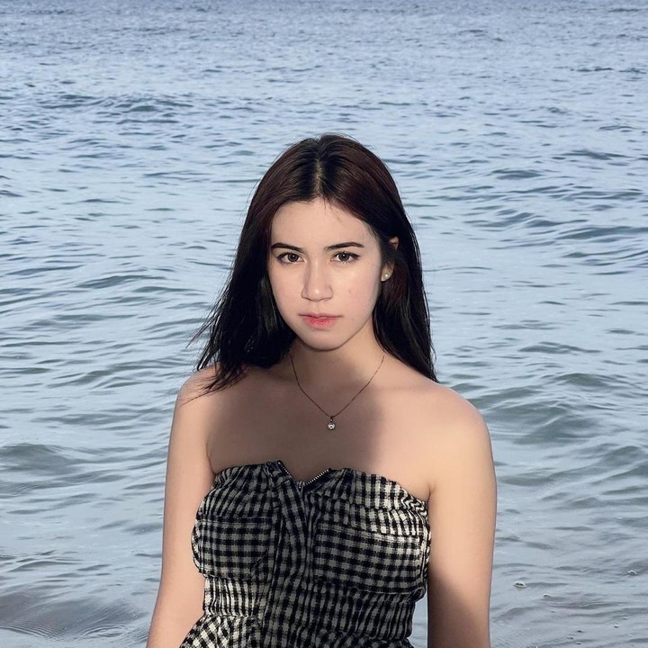 <p>Rinoa Senduk memang memiliki penampilan cantik dan menawan ya, Bunda. Kita doakan semoga kariernya di dunia hiburan panjang umur dan semakin sukses, ya. (Foto: Instagram @rinoaaurora)</p>