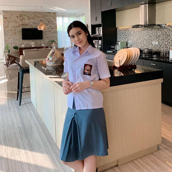 <p>Dalam serial tersebut, Rinoa Senduk berperan sebagai cucu dari Indro Warkop. Menurut informasi yang Bubun peroleh, keterlibatannya di Si Doel The Series terjadi setelah ia dihubungi langsung oleh Rano Karno dan mengikuti casting secara online. (Foto: Instagram @rinoaaurora)<br /><br /><br /></p>