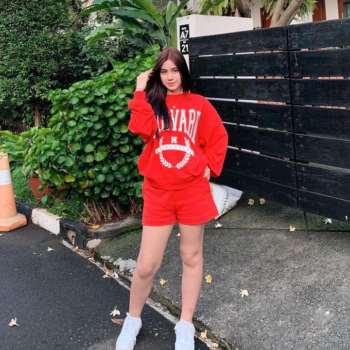 <p>Sebagai seorang publik figur, ia kerap membagikan potret keseharian termasuk aktivitasnya di dunia akting melalui media sosial Instagram. (Foto: Instagram @rinoaaurora)<br /><br /><br /></p>