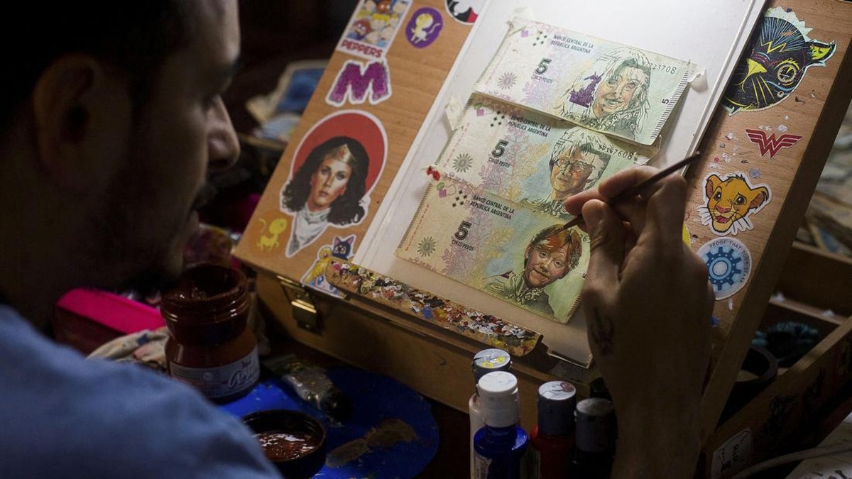 FOTO: Seniman Lukis Uang Kertas Argentina yang Kena Inflasi