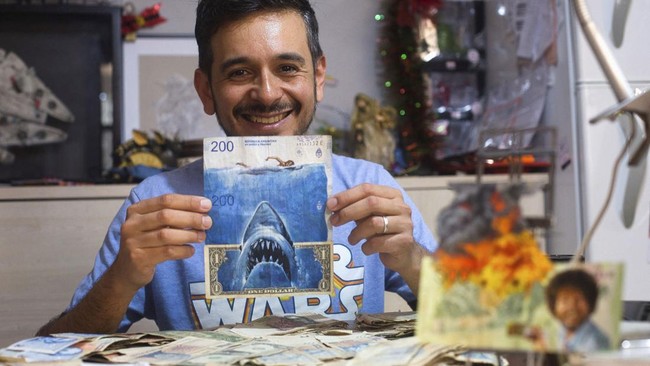 FOTO: Seniman Lukis Uang Kertas Argentina yang Kena Inflasi