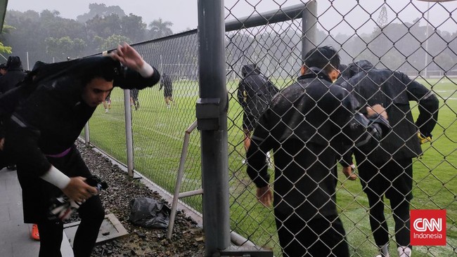 Kondisi cuaca yang tidak menentu membuat sesi latihan Timnas Indonesia sempat dibatalkan sebelum akhirnya diputuskan tetap berlangsung di Lapangan A, Senayan.