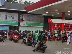 Rela Antre Beli Pertamax, Ojol: Mumpung Murah, Takut Tiba-tiba Naik Lagi