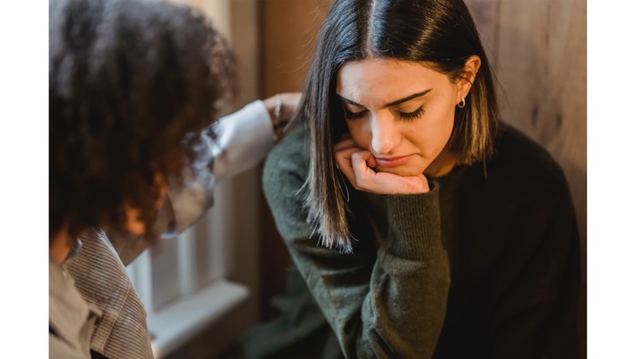 Tanda-tanda orang cerdas secara emosional melalui empati yang tinggi/pexels/Liza Summer