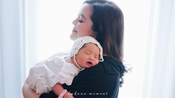 ALASAN KENAPA BUNDA PERLU MEMBANGUNKAN BAYI TIDUR SAAT MENYUSU