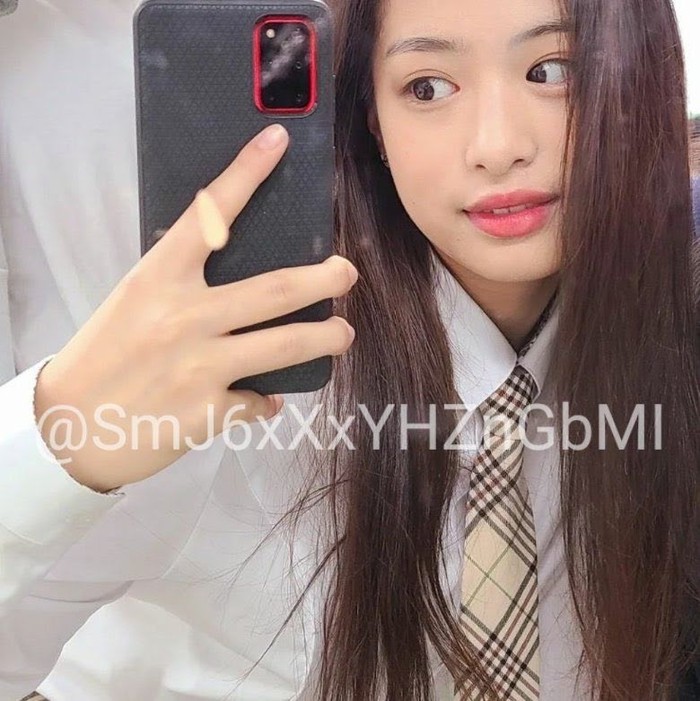 Ada juga netizen yang mengungkapkan pendapatnya bahwa visual Ahyeon memiliki kemiripan dengan beberapa idol lainnya seperti Dasom SISTAR, Garam dan Yunjin LE SSERAFIM, hingga aktris Go Yoon Jung./ Foto: twitter.com/ah_MYkitten