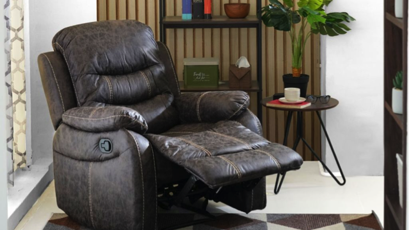 Sekilas mata bentuk sofa recliner memang mirip seperti sofa biasa. Namun sofa recliner memiliki perbedaan