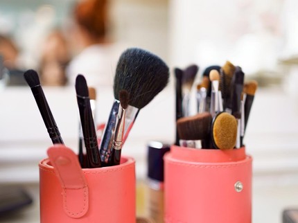 9 Alat Makeup Lengkap untuk Pemula & Kegunaannya