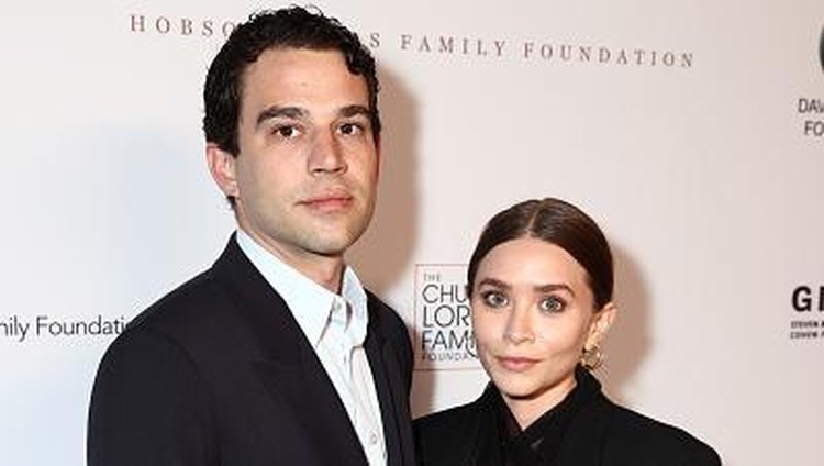 ashley olsen LOS ANGELES, CALIFORNIA - SEPTEMBER 23: (L-R) Louis Eisner and Ashley Olsen attend the YES 20th Anniversary Gala on September 23, 2021 in Los Angeles, California. (Photo by Matt Winkelmeyer/Getty Images for YES 20th Anniversary Gala)