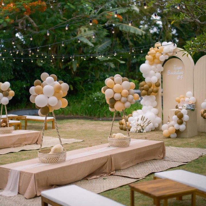 <p>Acara tersebut dikemas dengan dekorasi bernuansa<em> earth tone</em> dengan warna-warna bumi nan lembut. Konsep<em> garden party</em> semakin membuat pesta terasa menyenangkan. (Foto: Instagram @jenniferbachdim)</p>
