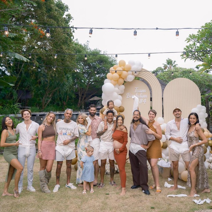 <p>Acara baby shower Jennifer Bachdim juga dihadiri oleh para sahabat terdekat, nih. Mereka menggelar pesta di ruang terbuka atau <em>outdoor.</em> (Foto: Instagram @jenniferbachdim)</p>