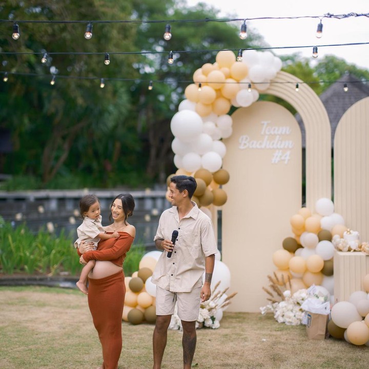 <p>Baby shower kali ini terasa begitu istimewa untuk Irfan dan Jennifer Bachdim. Sebab, Jennifer mengatakan bahwa ini merupakan acara yang terakhir. <em>"Our last baby shower was so special. I loved everything about it, thank you to our sweet family and friends for being a part of it,</em>" tulisnya. (Foto: Instagram @jenniferbachdim)</p>