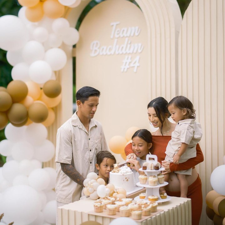 <p>Jennifer dan Irfan Bachdim baru saja menggelar acara baby shower untuk kehamilan anak keempat. Mereka turut mengajak ketiga anaknya yaitu Kiyomi, Kenji, dan Kiyoji untuk mengenang momen spesial itu. (Foto: Instagram @jenniferbachdim)</p>