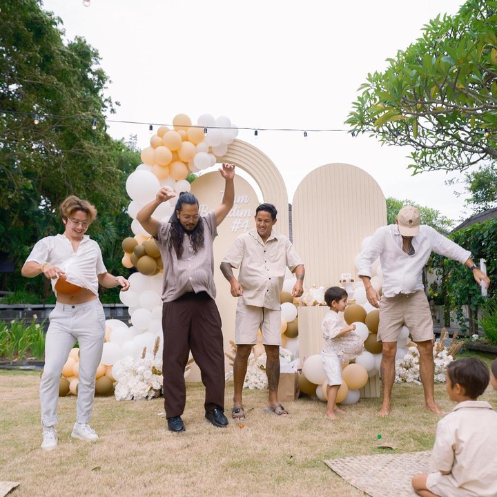 <p>Enggak cuma para Bunda nih, para Ayah juga saling bersenang-senang di acara baby shower Jennifer Bachdim. Irfan Bachdim dan sahabatnya tampak sedang asyik bermain games. (Foto: Instagram @jenniferbachdim)</p>