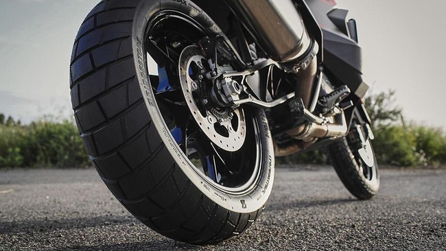Pengendara sepeda motor memaksakan diri dengan cara menginjak marka garis sambung untuk menyalip truk dan berujung fatal.