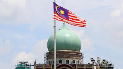 Bendera Malaysia di Perdana Putra, kompleks kantor Perdana Menteri di Putrajaya PUTRAJAYA, MALAYSIA - OCTOBER 13: Detail view of Malaysian flag in Perdana Putra, the office complex of the Prime Minister of in Putrajaya in the background prior to the 26th Le Tour de Langkawi 2022, Stage 3 a 124.2km stage from Putrajaya to Genting Highlands 1649m / #PETRONASLTdL2020 / on October 13, 2022 in Putrajaya, Malaysia. (Photo by Tim de Waele/Getty Images)