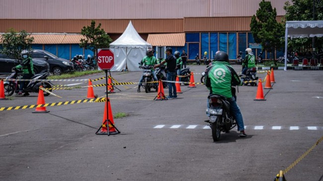Konsisten Tingkatkan Layanan, Gojek Kembali Gelar Pelatihan Berkendara Gojek memberikan pelatihan berkendara dan etika berlalu lintas bagi mitra driver sesuai dengan komitmen berkelanjutan perusahaan.