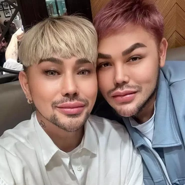 6 Potret Ivan Gunawan & Caren Delano Usai Oplas Disebut 'Twins' bak Kakak-Adik