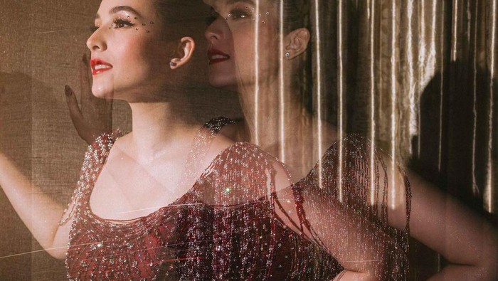 img-title Tren Gaya After Party ala Artis Indonesia, Gaun Pengantin Glamor Beraksen Fringe