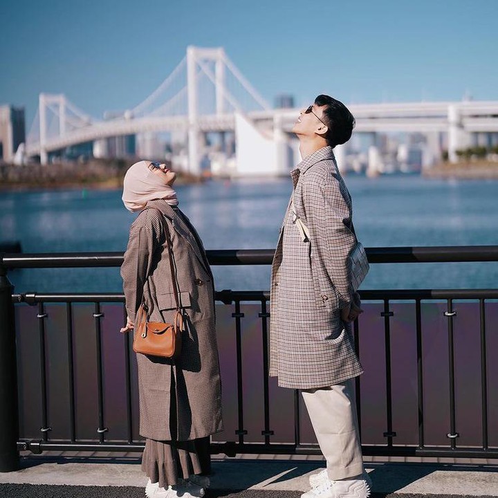 <p>Selama di Jepang, Dinda banyak menghabiskan waktu jalan-jalan nih. Ia juga kerap tampil modis mengenakan pakaian tebal selama berada di 'Negeri Sakura' itu. (Foto: Instagram @dindahw)</p>