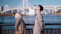 <p>Dinda dan Rey membagikan potret kebersamaan mereka selama di Jepang di akun Instagram masing-masing. Salah satu tempat yang mereka kunjungi adalah Shiokaze Park. (Foto: Instagram @dindahw)</p>