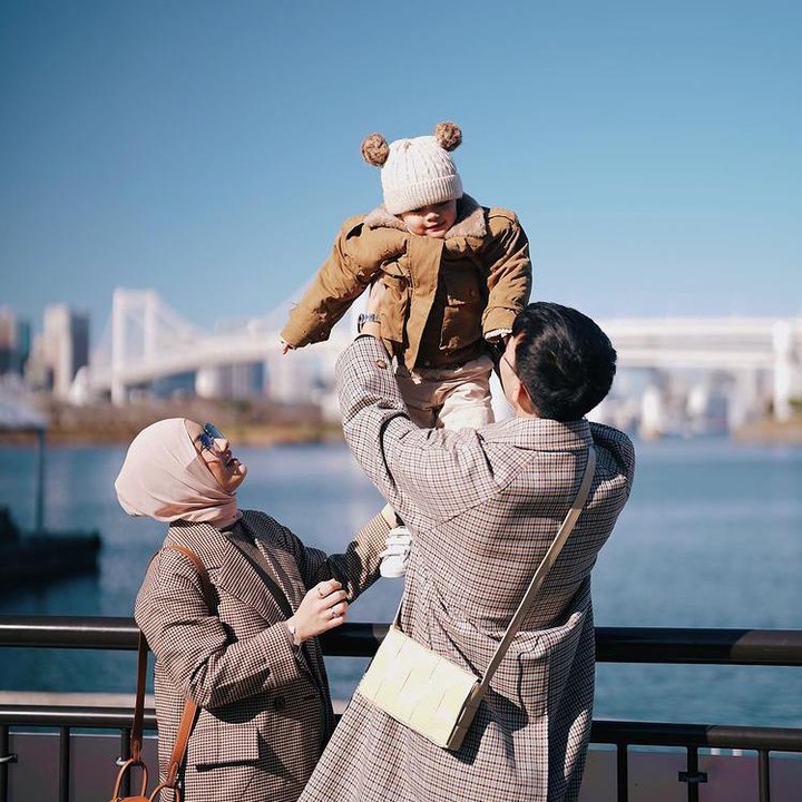 <p>Dinda dan suaminya diketahui menghabiskan waktu liburan awal tahun 2023 ke Jepang. Keduanya juga memboyong anak semata wayangnya, Baby Shaka. (Foto: Instagram @dindahw)</p>