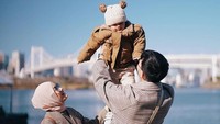 <p>Dinda Hauw sedang menikmati libur awal Tahun 2023 di Jepang nih, Bunda. Dinda ke Negeri Sakura itu bersama suaminya, Rey Mbayang dan putranya, Shaka. (Foto: Instagram @dindahw)</p>