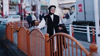 <p>Salah satu yang cukup menarik perhatian adalah penampilan Dinda saat berpose di jalanan Jepang. Ia terlihat sangat modis mengenakan terusan hitam putih dengan topi baret berwarna hitam. (Foto: Instagram @dindahw)</p>