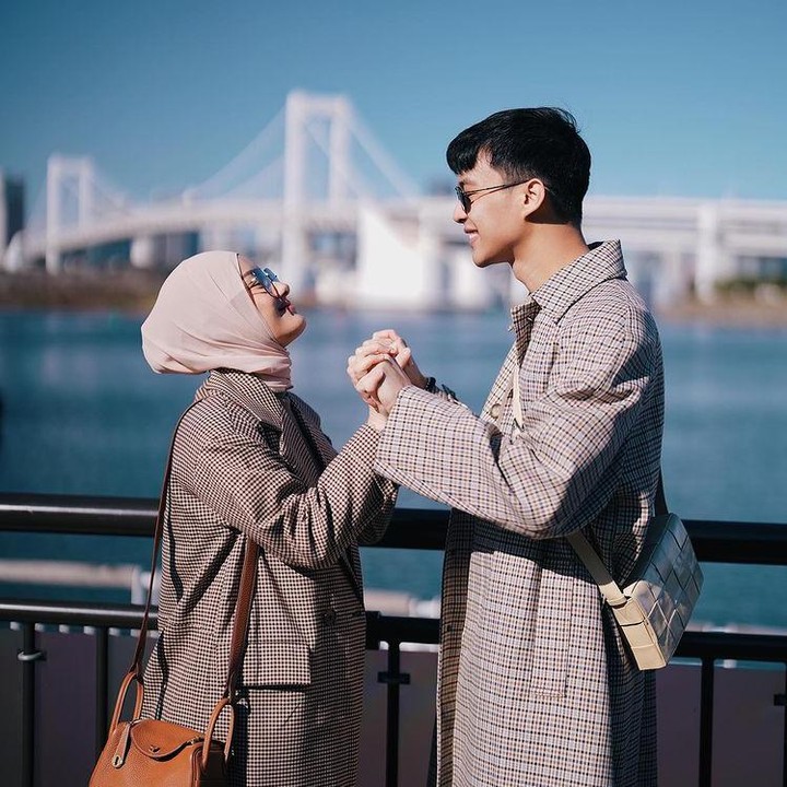 <p>Banyak netizen memuji kekompakan Rey dan Dinda nih. Tak sedikit pula yang menyapa Dinda dengan sebutan Bumil cantik. (Foto: Instagram @dindahw)</p>