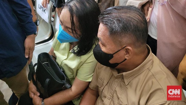 Ortu terdakwa Bharada E datang ke sidang duplik di PN Jaksel hari ini. Mereka diajak foto-foto pengunjung sidang.