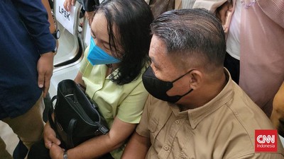 img-title Orang Tua Bharada E Hadir di Sidang, Pengunjung Minta Foto Bareng