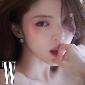 Pesona Han So Hee untuk W Korea x Charlotte Tilbury, Pancarkan Aura Glamor!