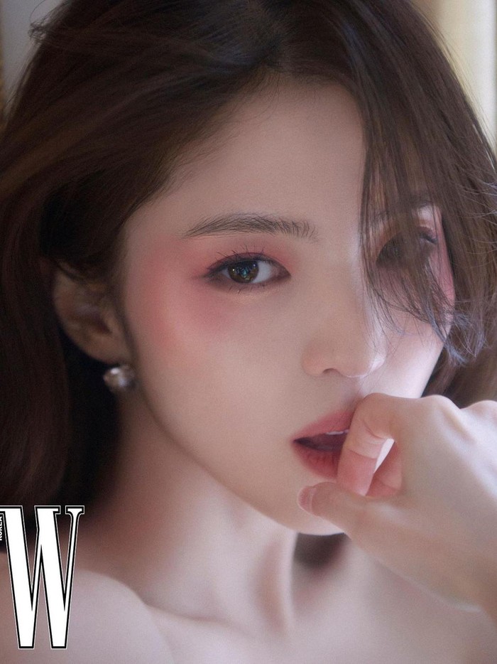 Salah satu pose yang mencuri perhatian ialah fokus makeup Han So Hee yang bernuansa pink, peach, dan coral yang tampak glowing./ Foto: Go Won Tae/W Korea