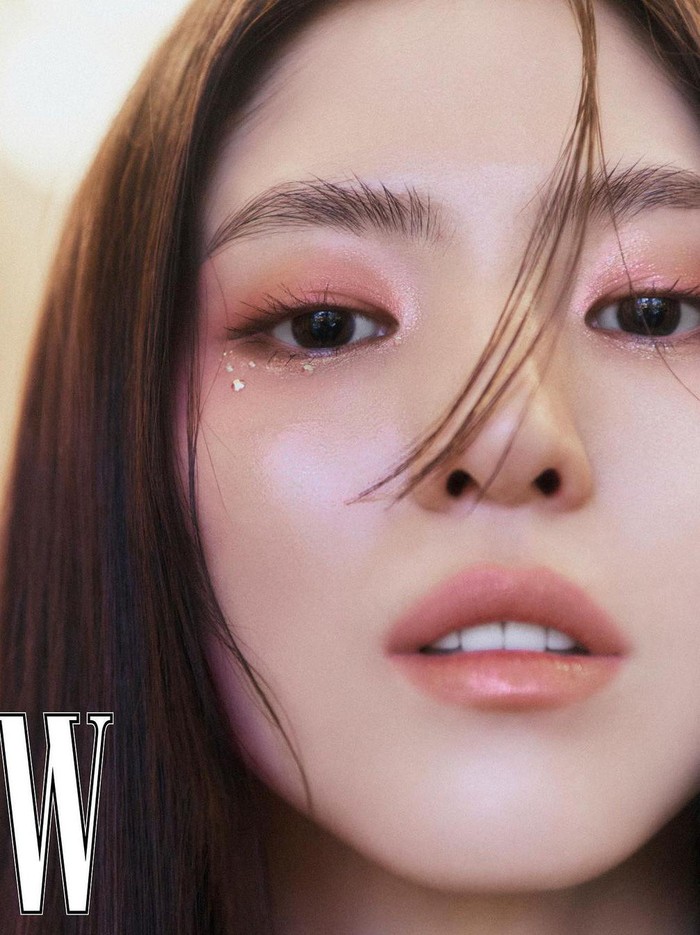 Dalam gaya riasan lainnya, makeup Han So Hee lebih condong berwarna nude dengan fokus pada eye makeup yang dilengkapi dengan glitter./ Foto: Go Won Tae/W Korea