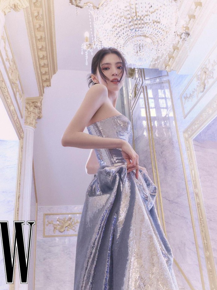 Baru-baru ini, majalah W Korea membagikan beberapa potret Han So Hee, salah satu aktris kenamaan Korea Selatan melalui laman Instagram mereka./ Foto: Go Won Tae/W Korea