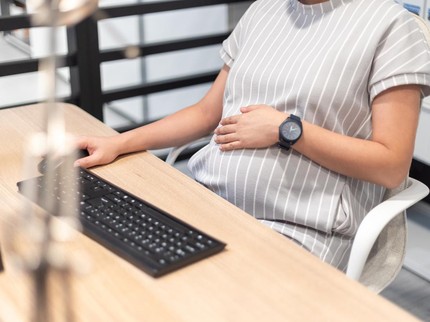 Gaya Duduk Ibu Hamil Pengaruhi Posisi Janin di Rahim, Termasuk saat Bekerja di Kantor