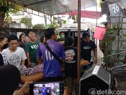 Jenazah Mbak Pon Istri Wiji Thukul Tiba di Rumah Duka Diiringi Isak Tangis