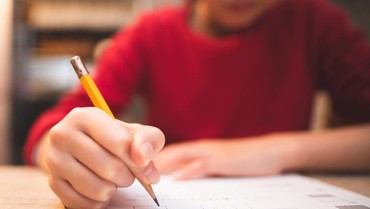 40 Pantun Tahun Baru 2024 yang Singkat dan Lucu