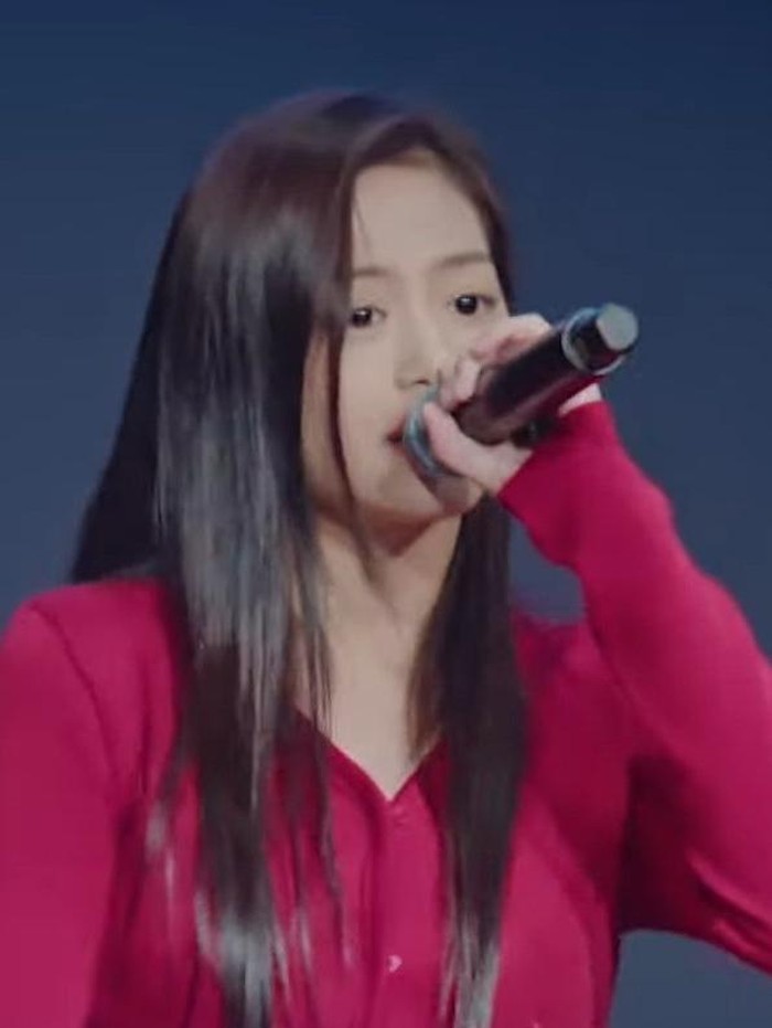 Jung Ah Yeon belum lama ini mencuri perhatian publik melalui video perkenalan girl group rookie baru asal YG Entertainment yaitu BABYMONSTER. Sebelum mengetahui namanya, netizen mengaguminya dengan menyebut 'member dengan baju merah'./ Foto: soompi.com
